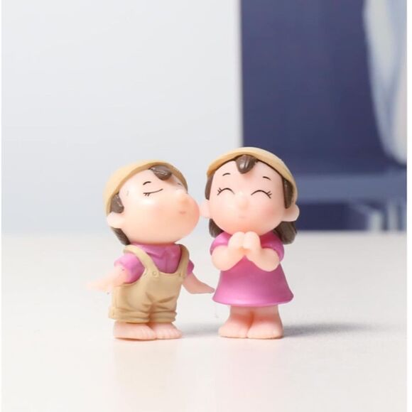 Miniā
KissingĀ CoupleāFigurine - Picture 3 of 4